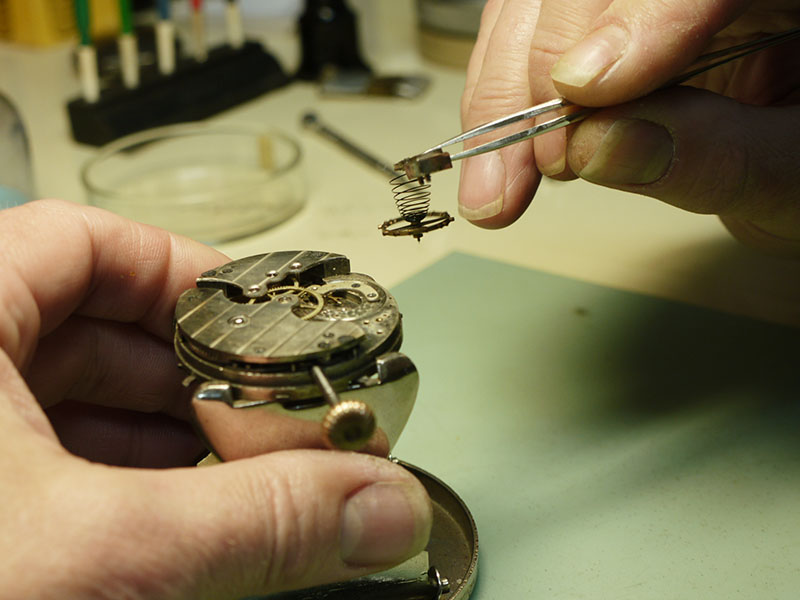 reloj siendo reparado por un relojero