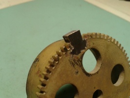 Reposicion de dos dientes en un barrilete de un reloj de pared