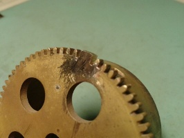 Reposicion de dos dientes en un barrilete de un reloj de pared