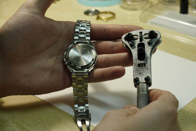 Cómo se cambia la pila a un reloj suizo